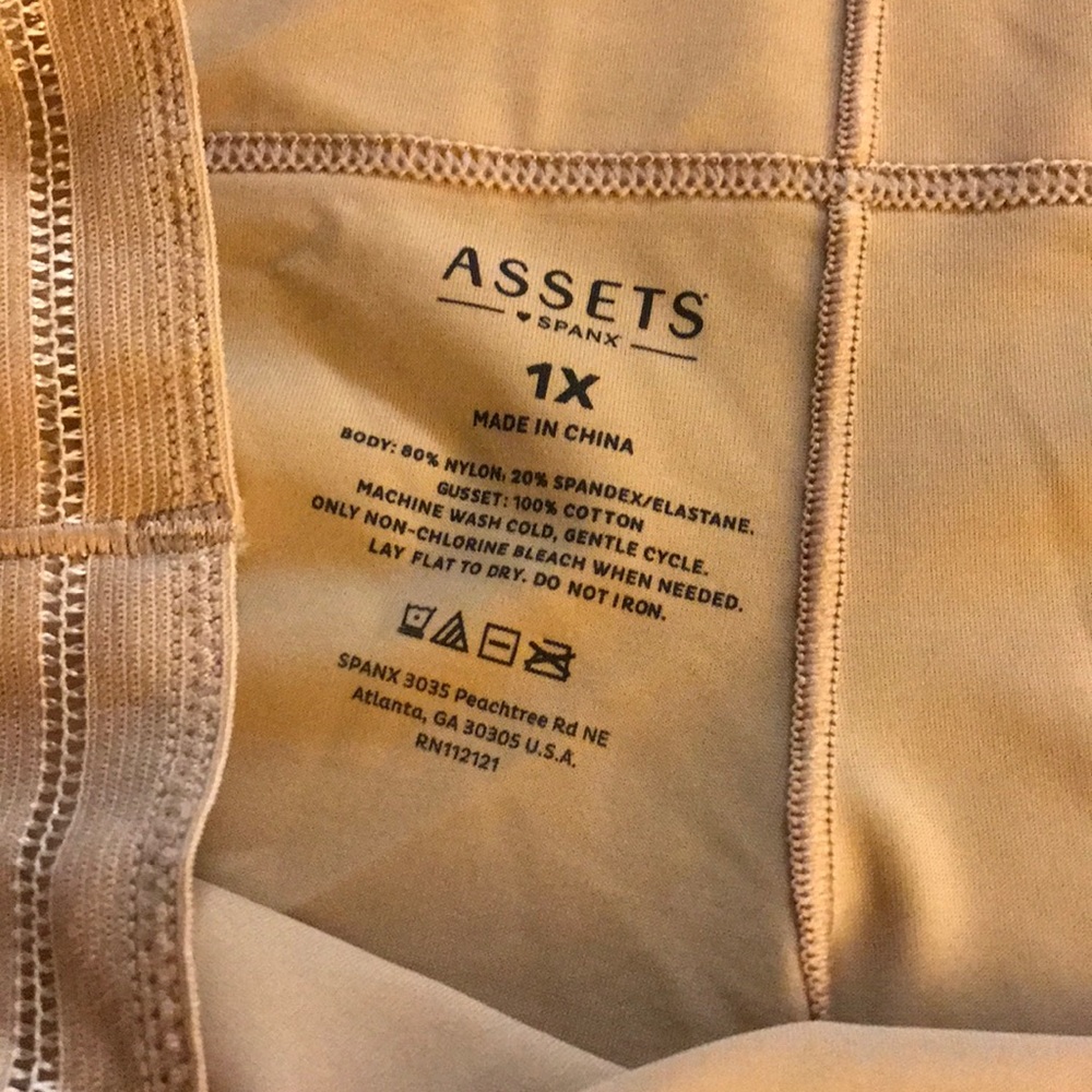 Nwt Assets by Spanx Shaping Shorts - Picture 6 of 8